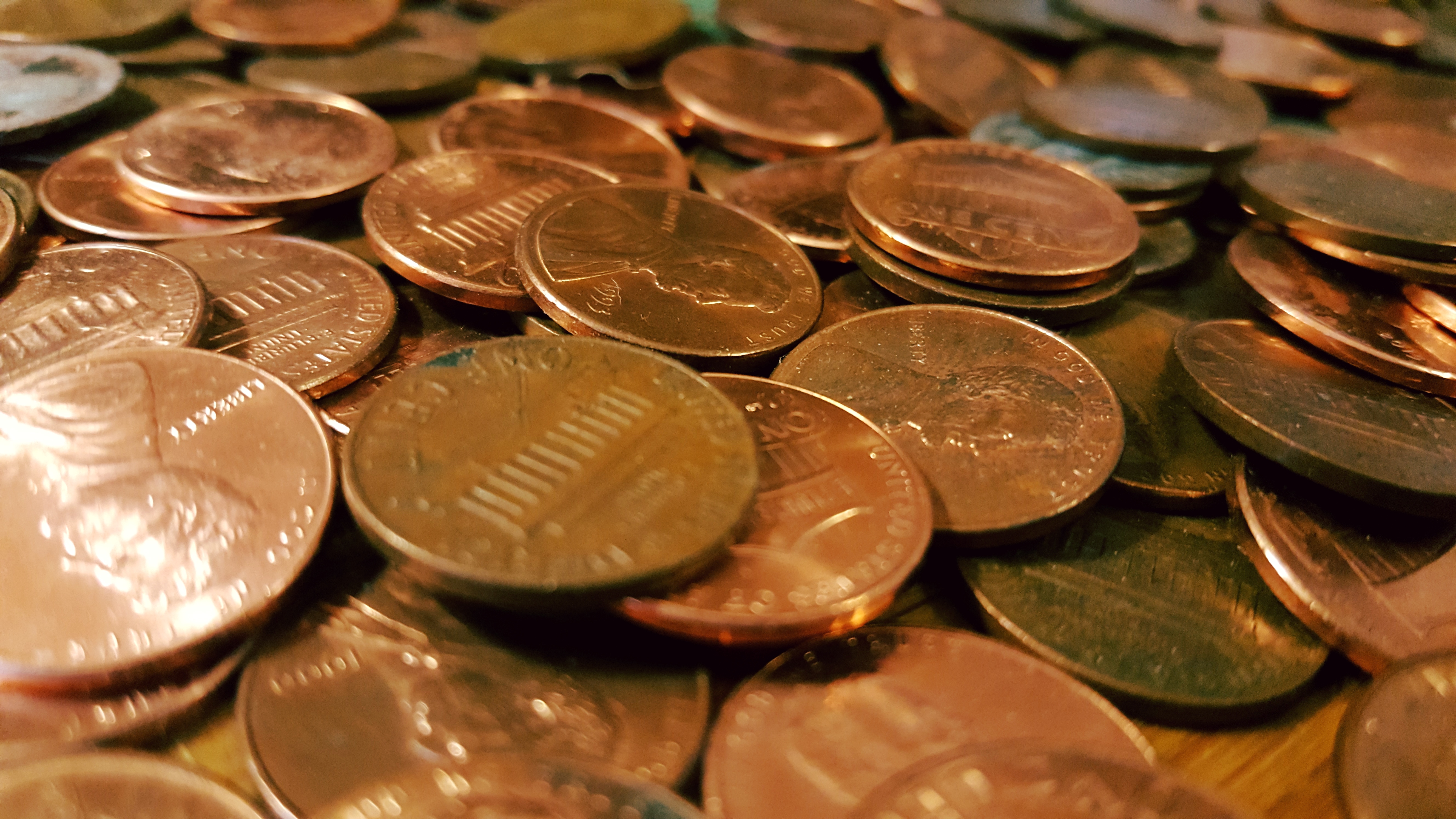 A close view of overlapping U.S. pennies.