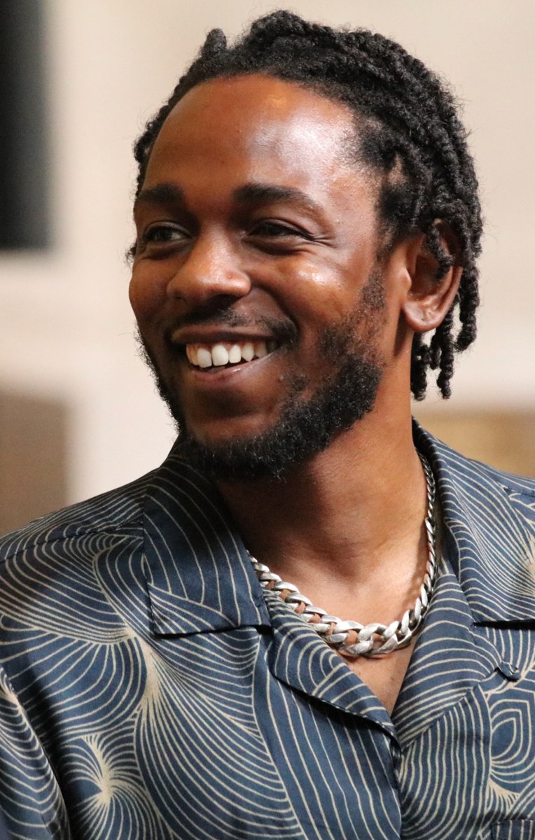 Kendrick Lamar smiling at the 2018 Pulitzer Prize ceremony.