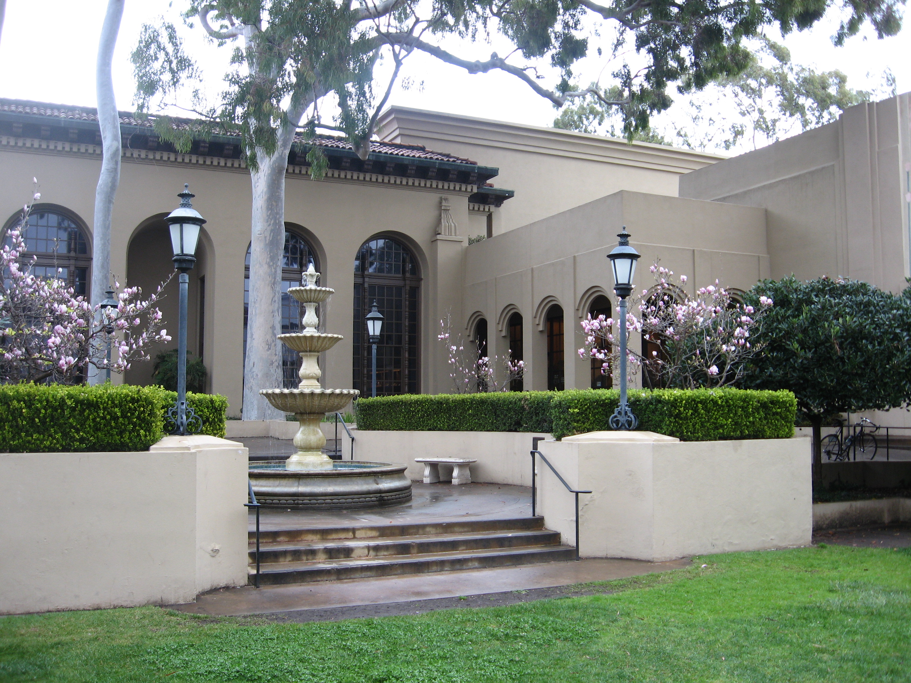 Library courtyard with a fountain and an arched entrance.