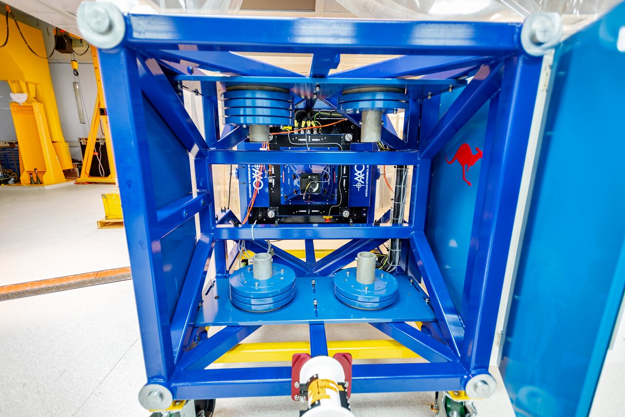 File: blue GHOST instrument mounting unit.