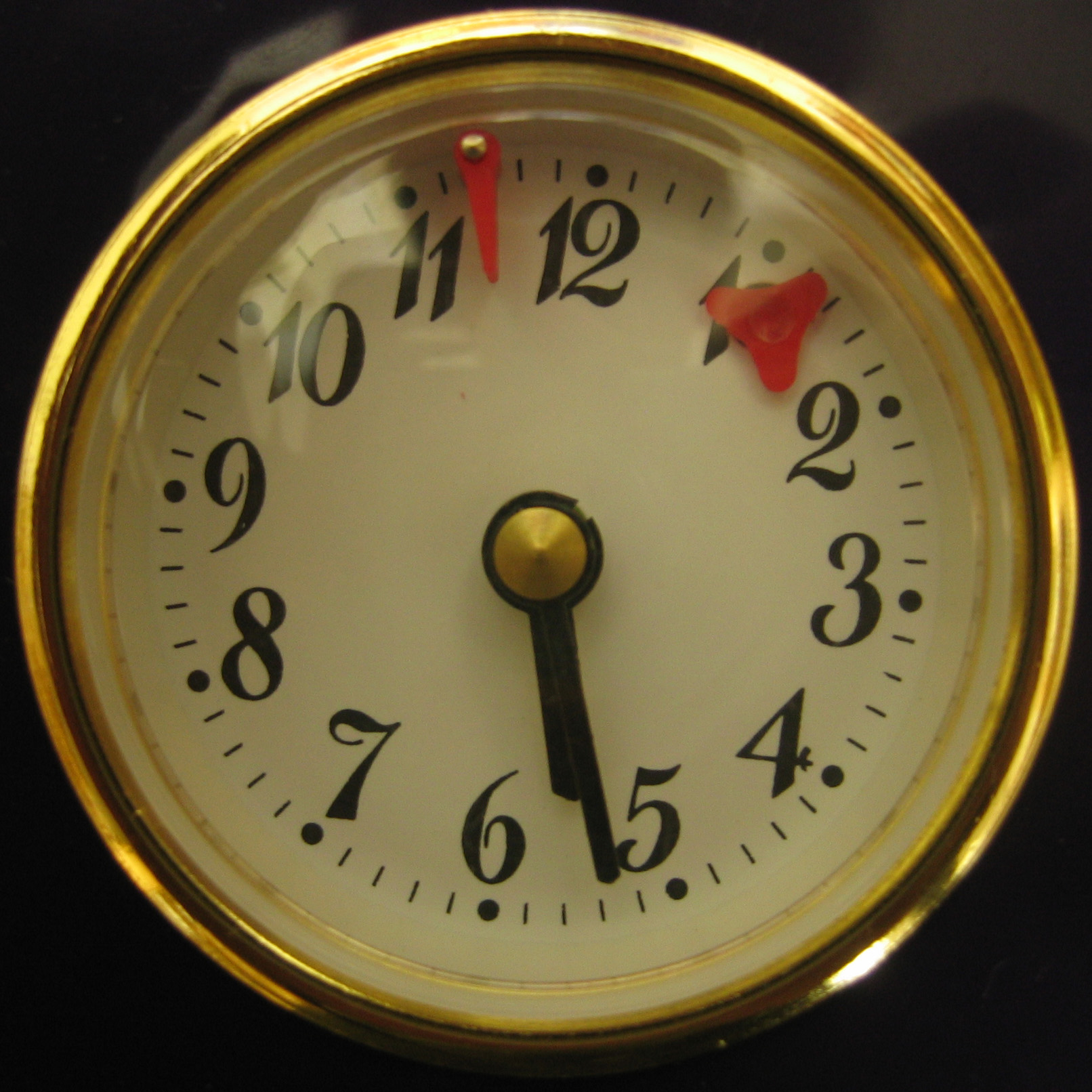 An analogue timer face with a red flag.