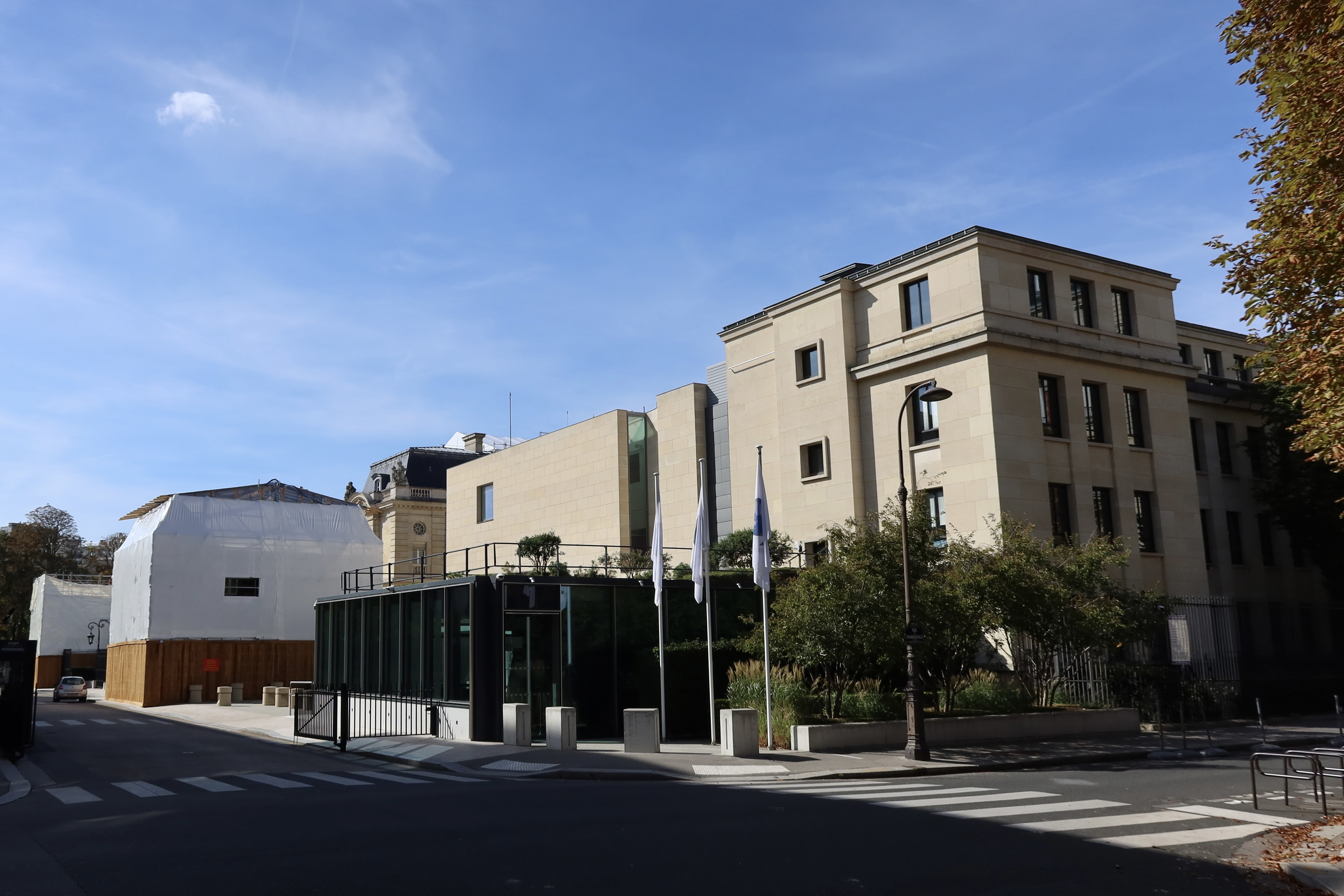 Office buildings and a construction enclosure beside rue André-Pascal.