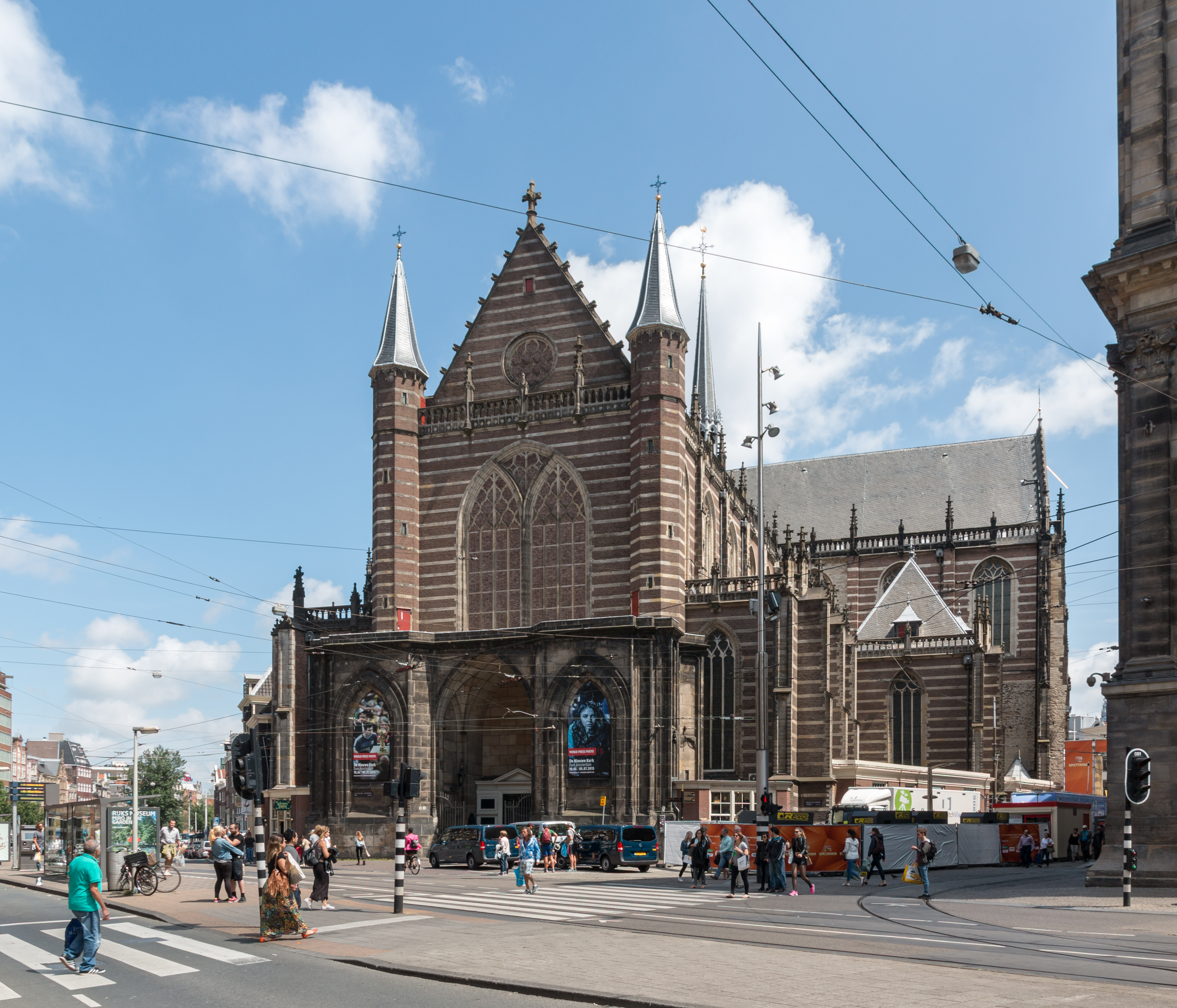 De Nieuwe Kerk beside Amsterdam street traffic.