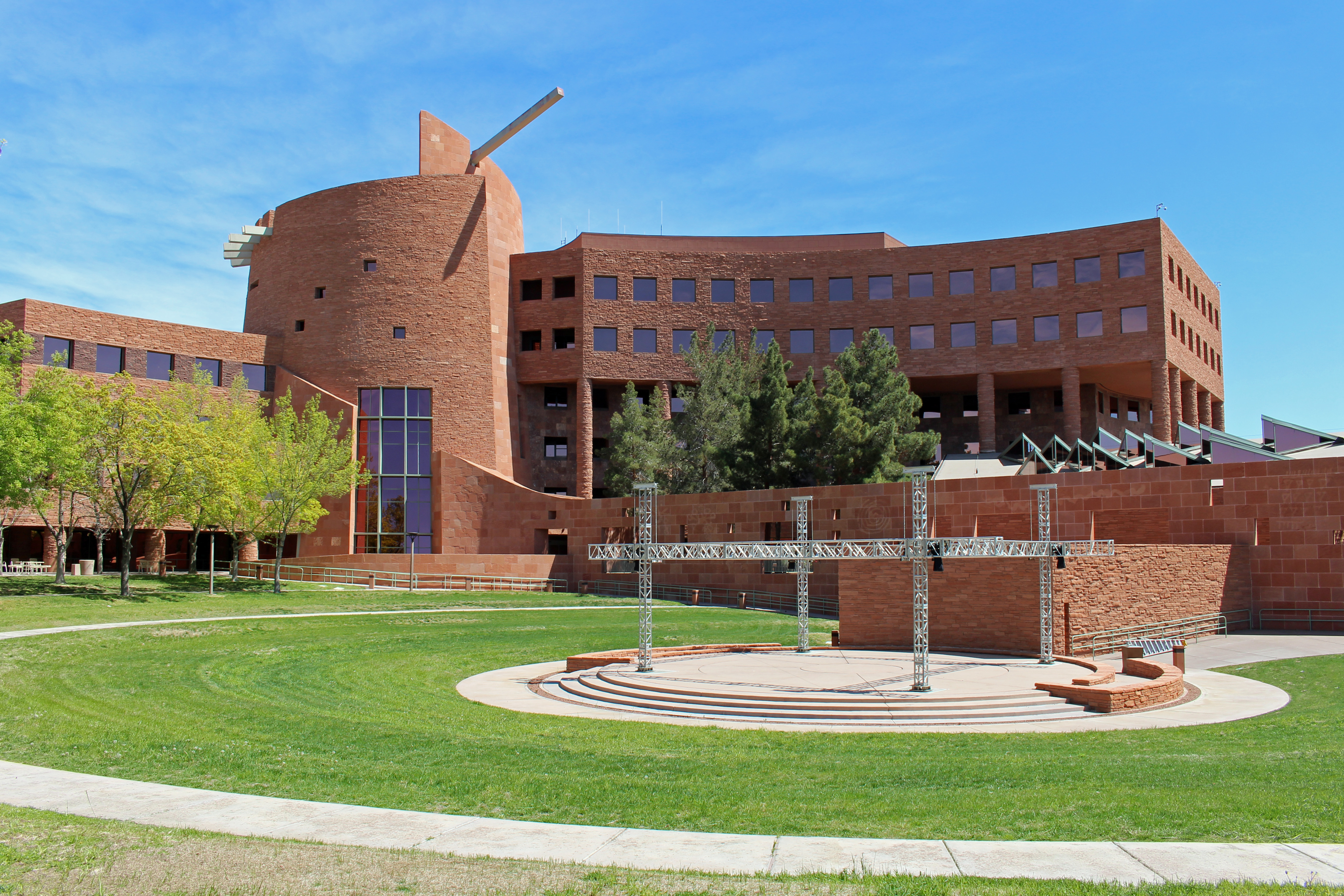 Brick county government offices behind an outdoor amphitheatre.