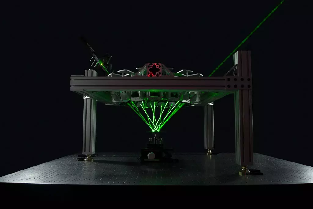 Green light traces repeated reflections in a laboratory apparatus.