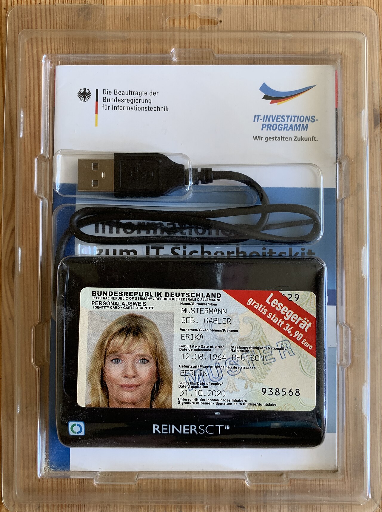 Packaged USB reader with a card marked as a specimen.