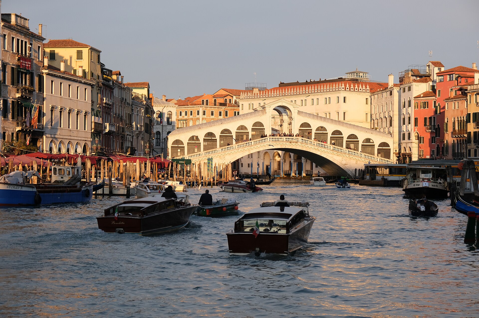 Boats on the Grand Canal in front of the Rialto Bridge.